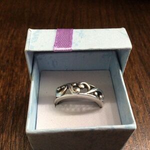 Sterling silver 925 scrolled design silver band. Size 8.5
